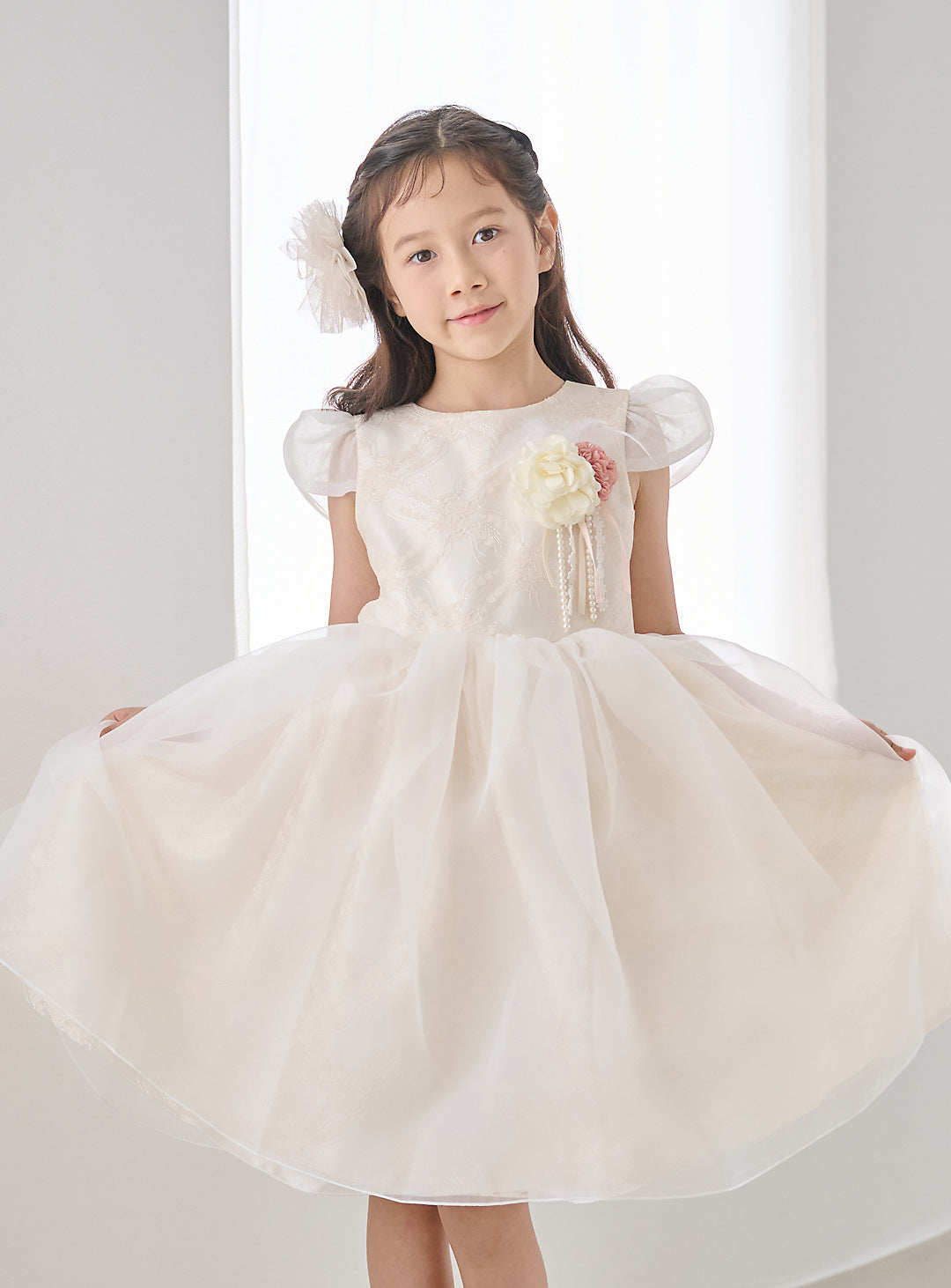 子供ドレス発表会・結婚式・おしゃれなDRESCCOのヒュペリオンフラワーコサージュ刺繍アイボリードレスの画像11