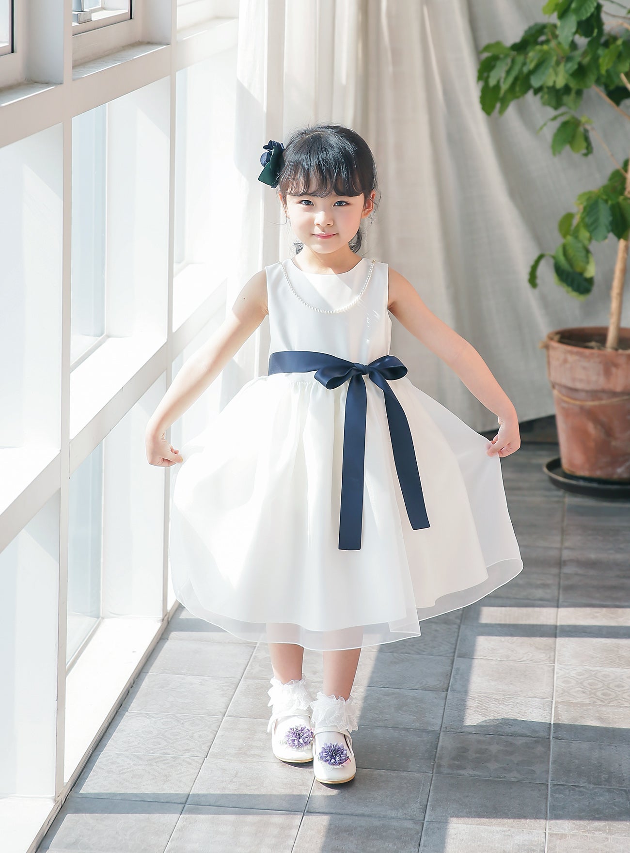 子供ドレス発表会・結婚式・おしゃれなDRESCCOのエレボスホワイトドレス(ネイビー)の画像4