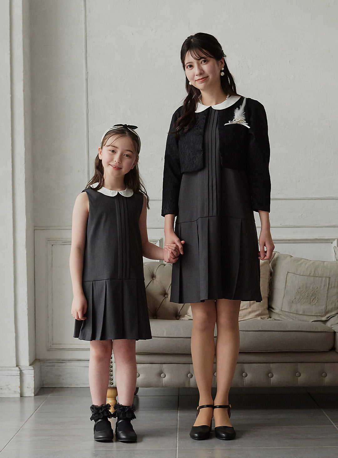 K250302 - チャコールグレー襟付プリーツワンピース