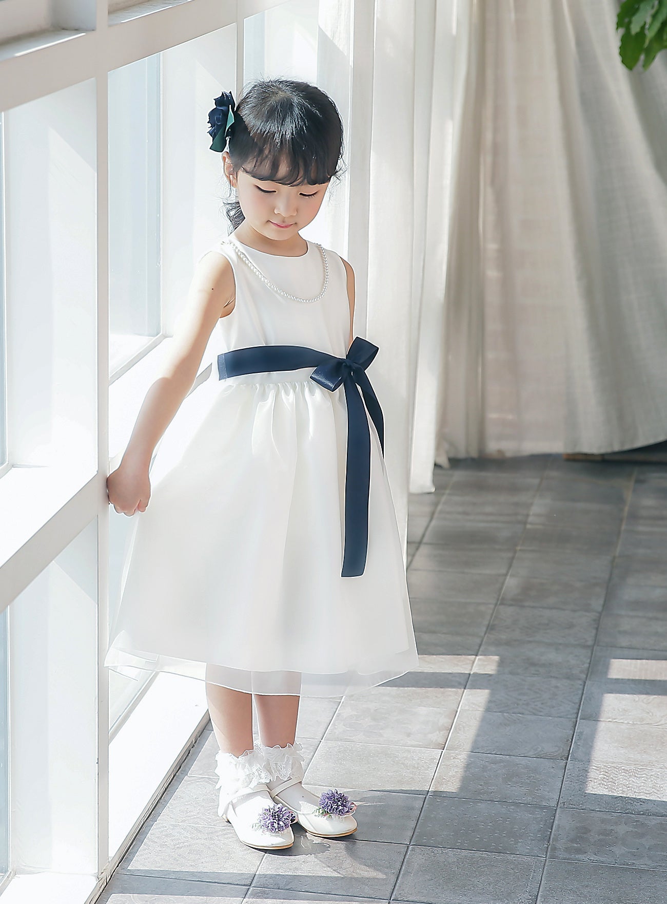 子供ドレス発表会・結婚式・おしゃれなDRESCCOのエレボスホワイトドレス(ネイビー)の画像3
