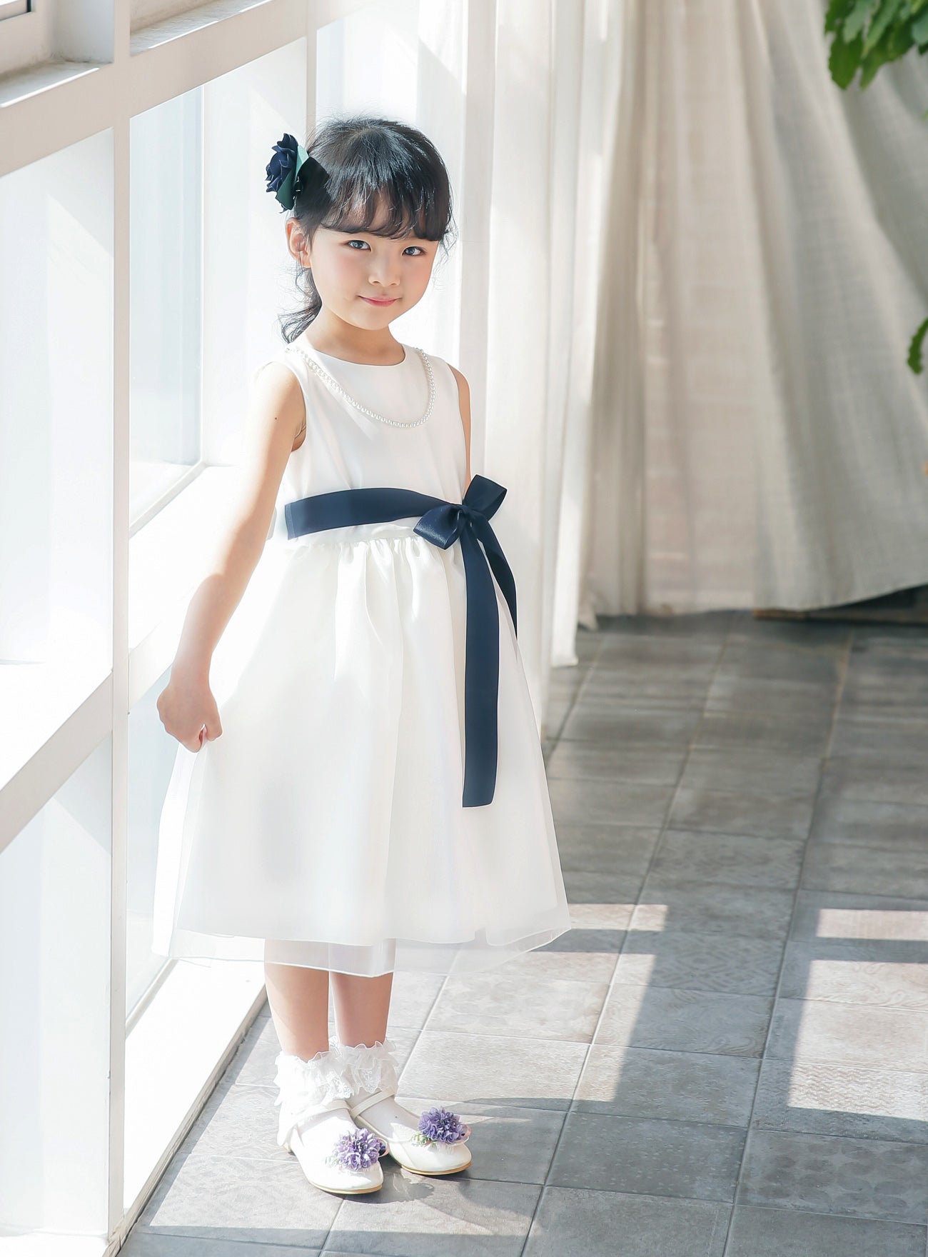 子供ドレス発表会・結婚式・おしゃれなDRESCCOのエレボスホワイトドレス(ネイビー)の画像2
