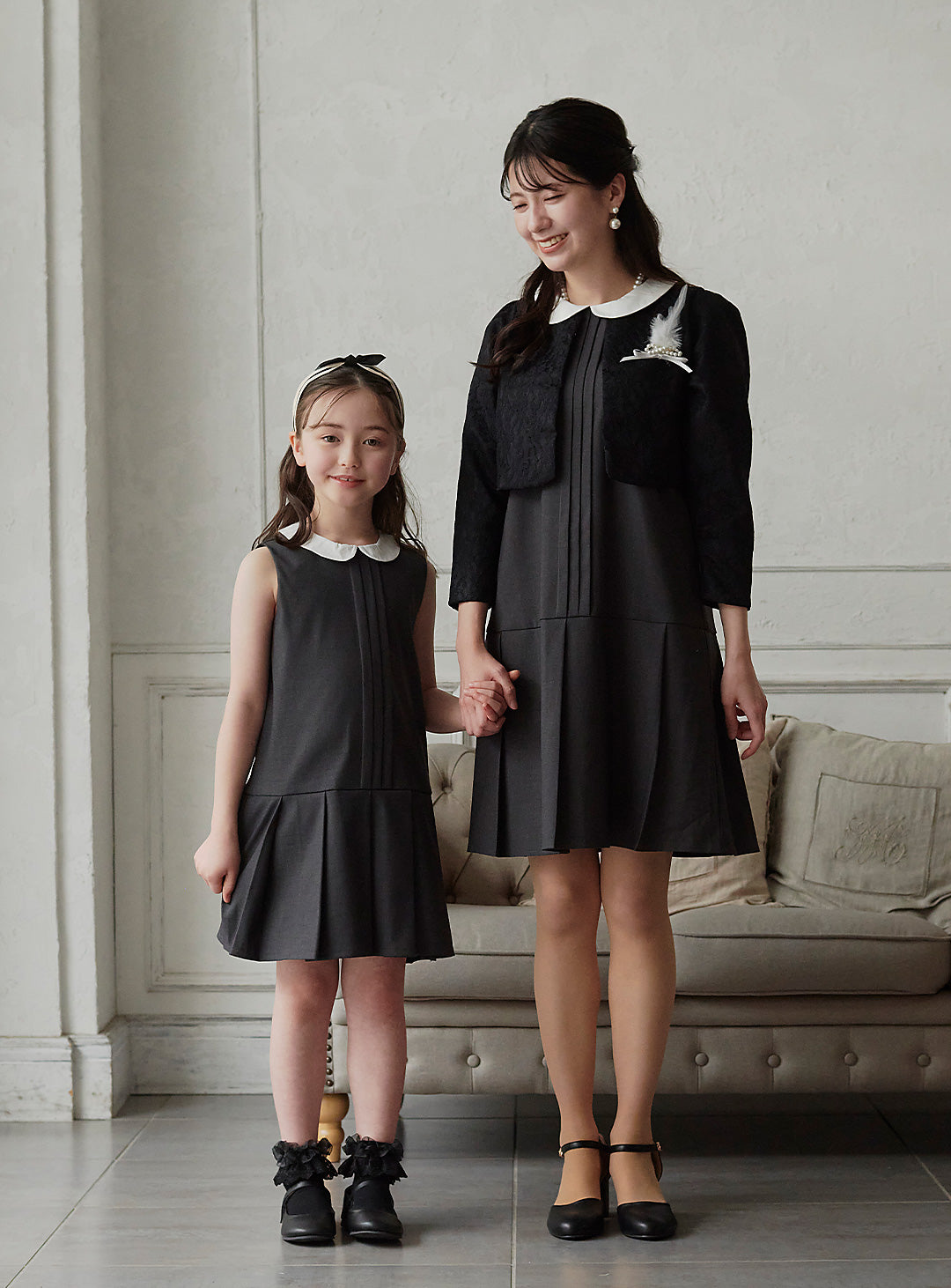 K250302 - チャコールグレー襟付プリーツワンピース