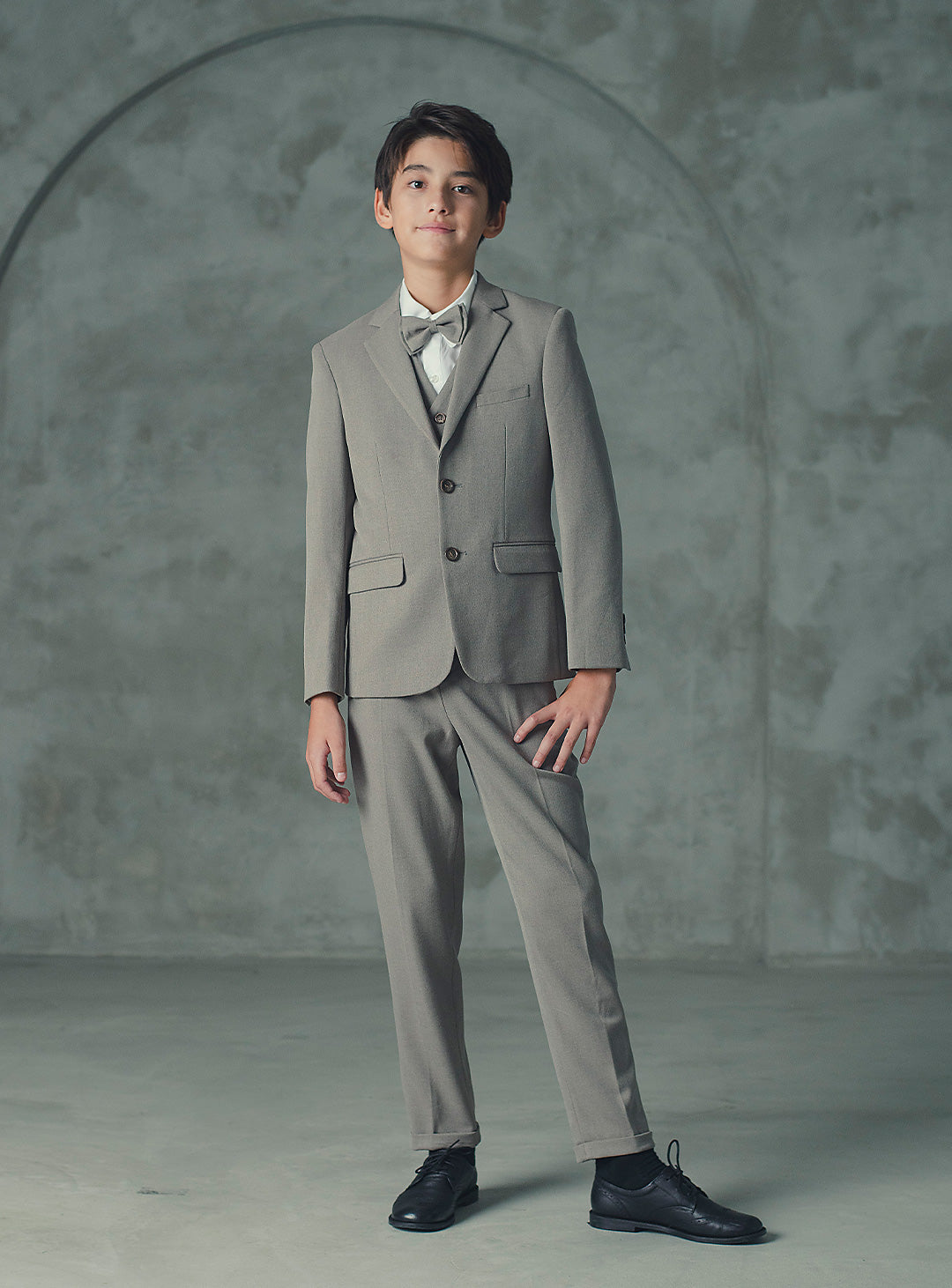 ブラウンベージュシングルブレスト4ピースセット(ジャケット、ベスト、長ズボン、蝶ネクタイ)