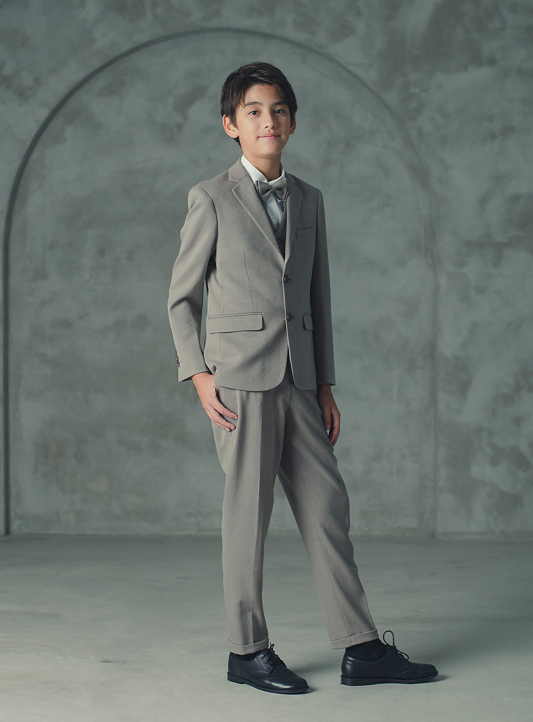 ブラウンベージュシングルブレスト4ピースセット(ジャケット、ベスト、長ズボン、蝶ネクタイ)