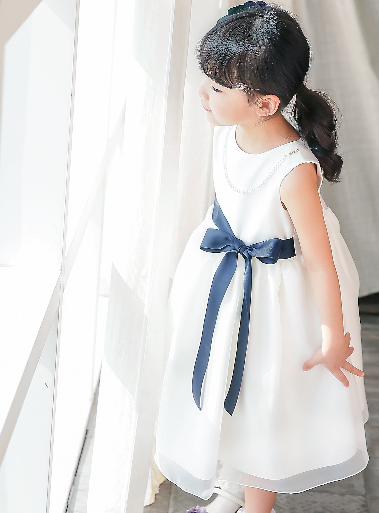 子供ドレス発表会・結婚式・おしゃれなDRESCCOのエレボスホワイトドレス(ネイビー)の画像9
