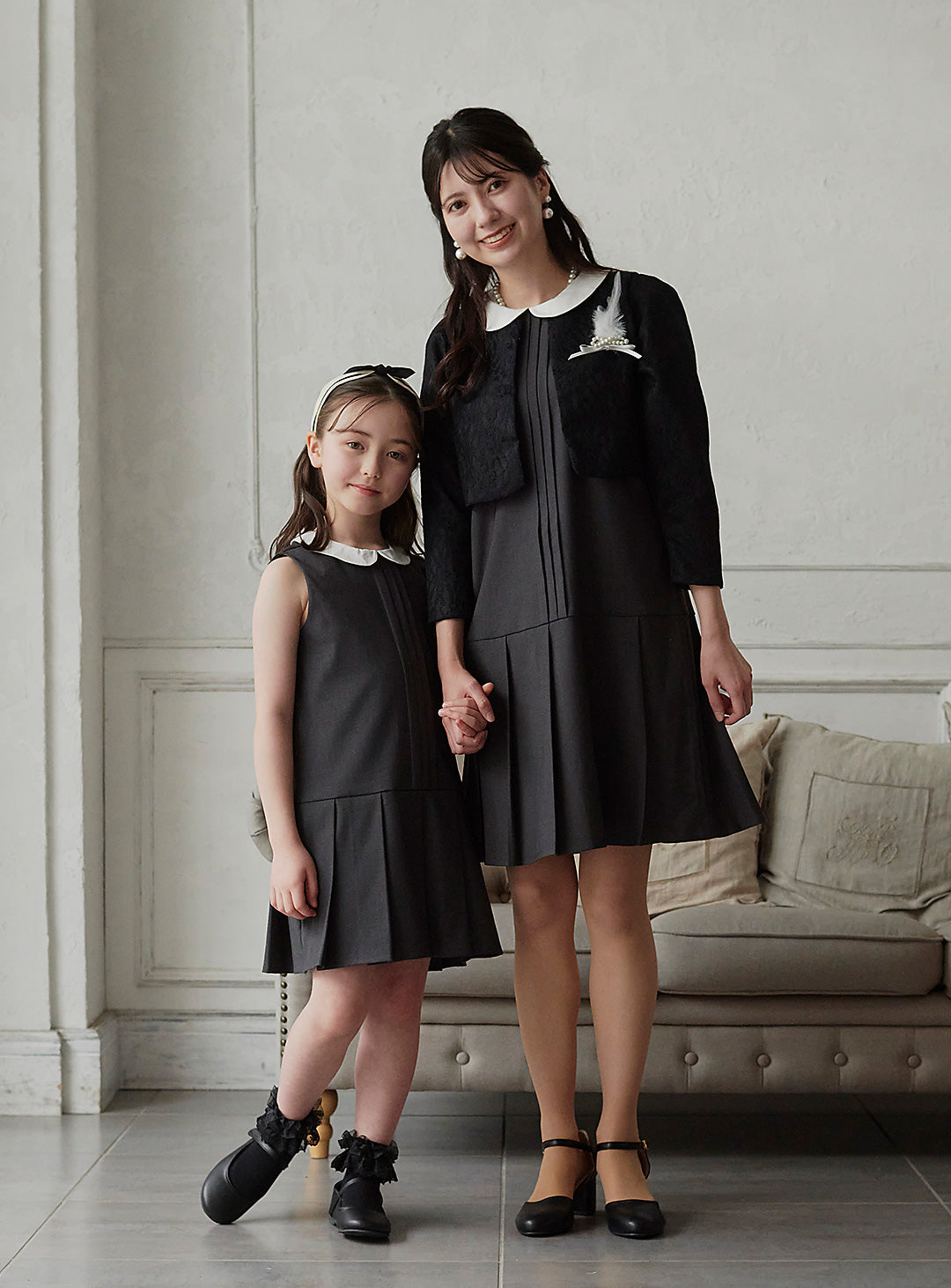 K250302 - チャコールグレー襟付プリーツワンピース