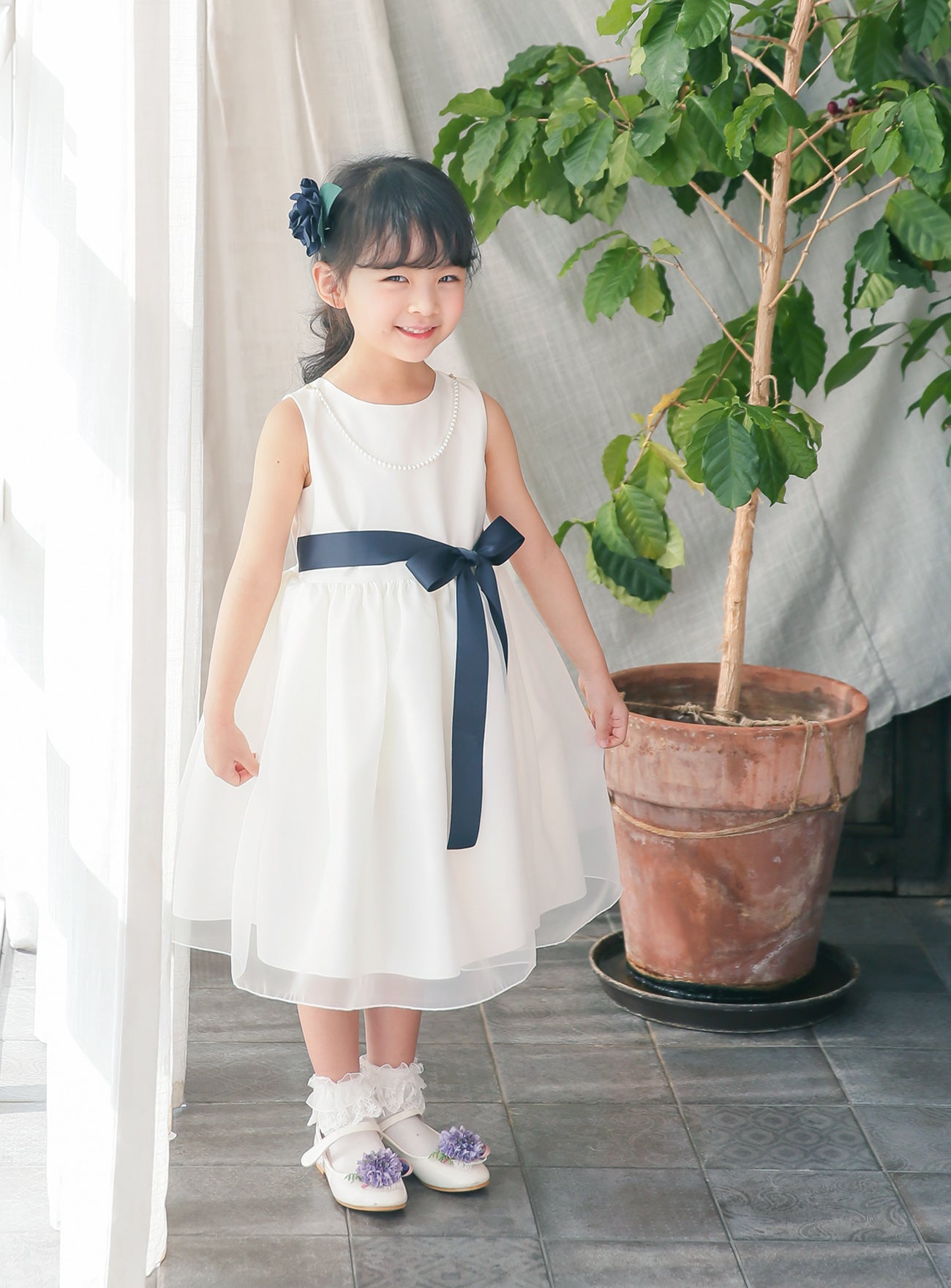 子供ドレス発表会・結婚式・おしゃれなDRESCCOのエレボスホワイトドレス(ネイビー)の画像1