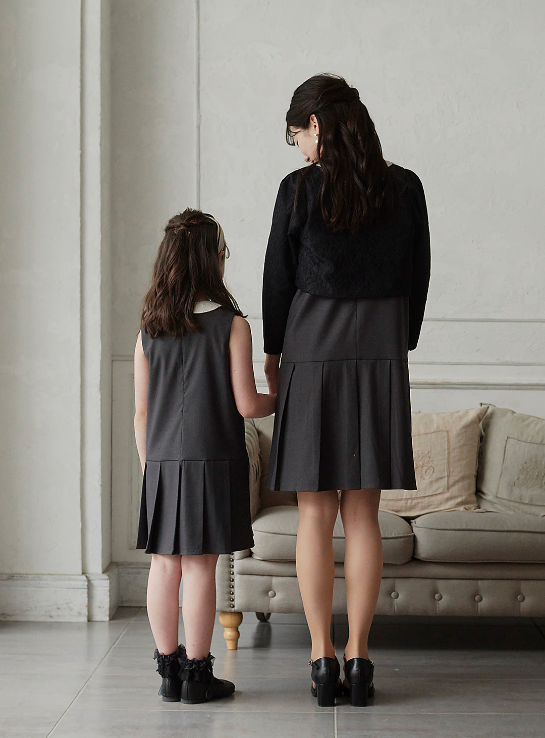 K250302 - チャコールグレー襟付プリーツワンピース