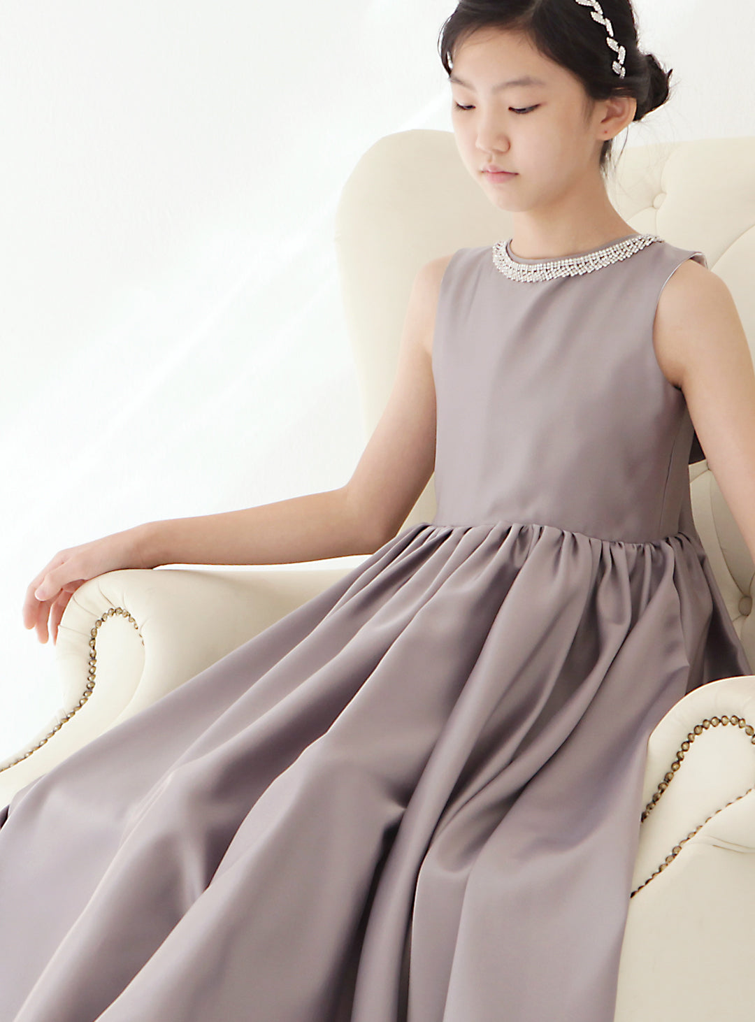 子供ドレス発表会・結婚式・おしゃれなDRESCCOのアイリスビジューネックレスゴールドグレーセミロングドレスの画像5
