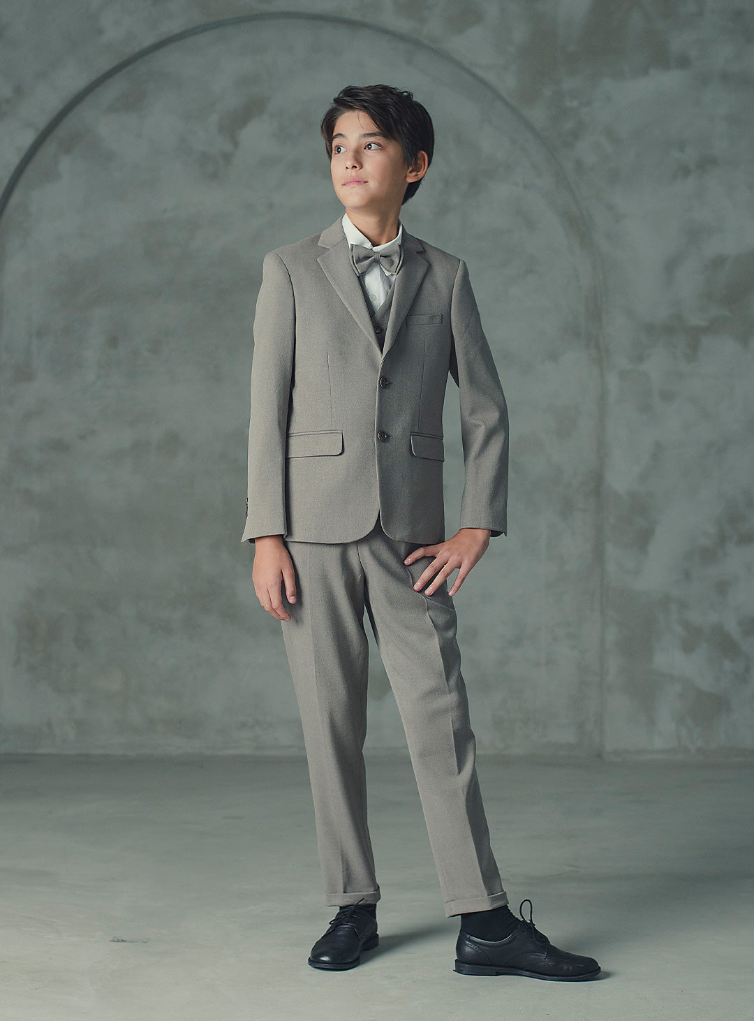 ブラウンベージュシングルブレスト4ピースセット(ジャケット、ベスト、長ズボン、蝶ネクタイ)