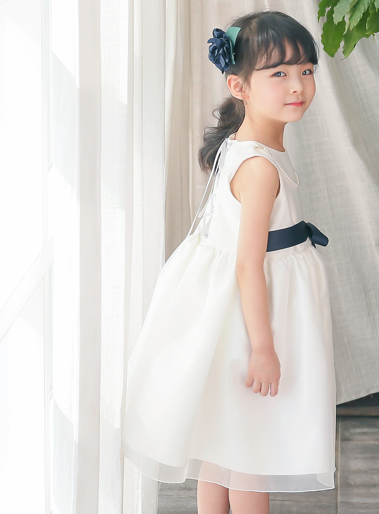 子供ドレス発表会・結婚式・おしゃれなDRESCCOのエレボスホワイトドレス(ネイビー)の画像5