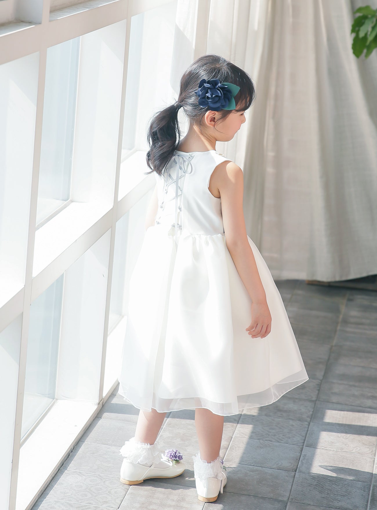 子供ドレス発表会・結婚式・おしゃれなDRESCCOのエレボスホワイトドレス(ネイビー)の画像10