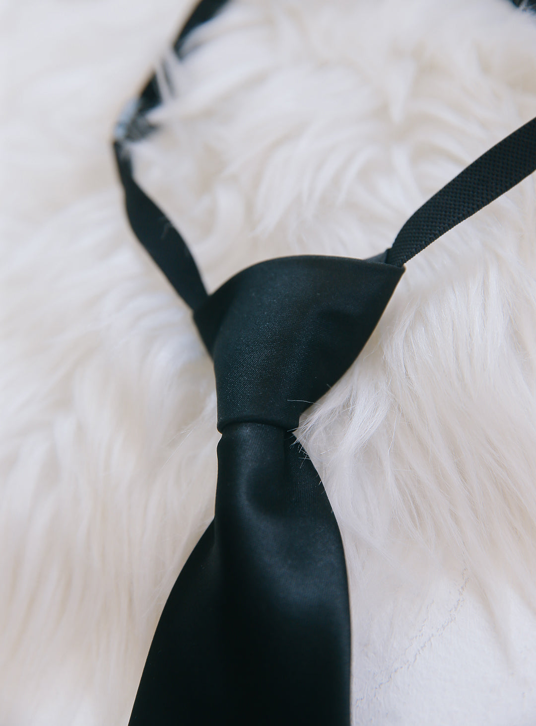 Simple plain black tie with adjustable elastic cord (shiny)