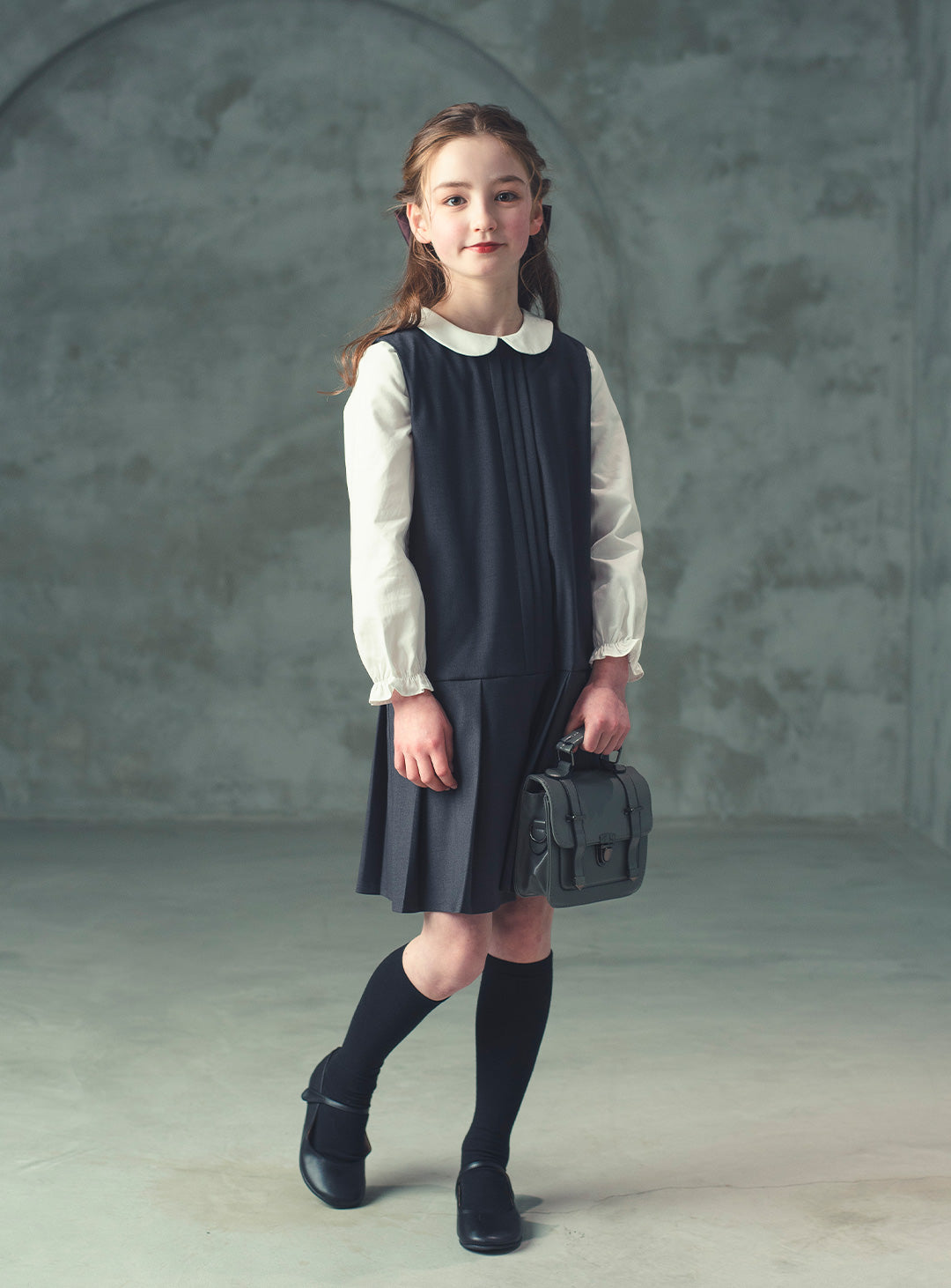 K250302 - チャコールグレー襟付プリーツワンピース