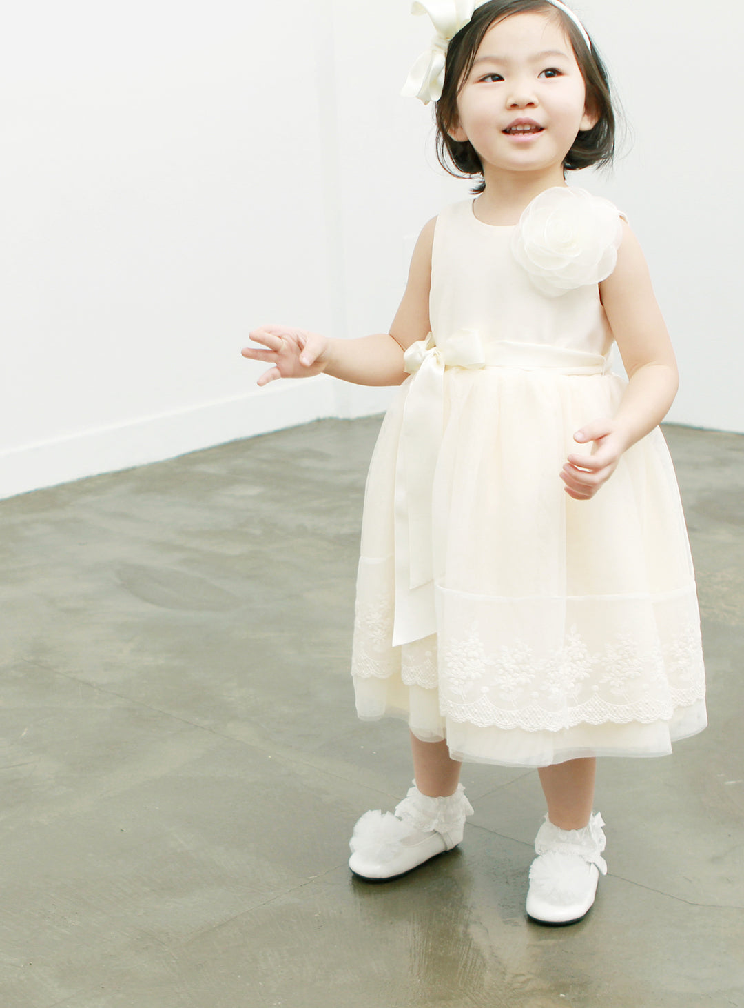 子供ドレス発表会・結婚式・おしゃれなDRESCCOのセレネフラワーレースアイボリードレスの画像4