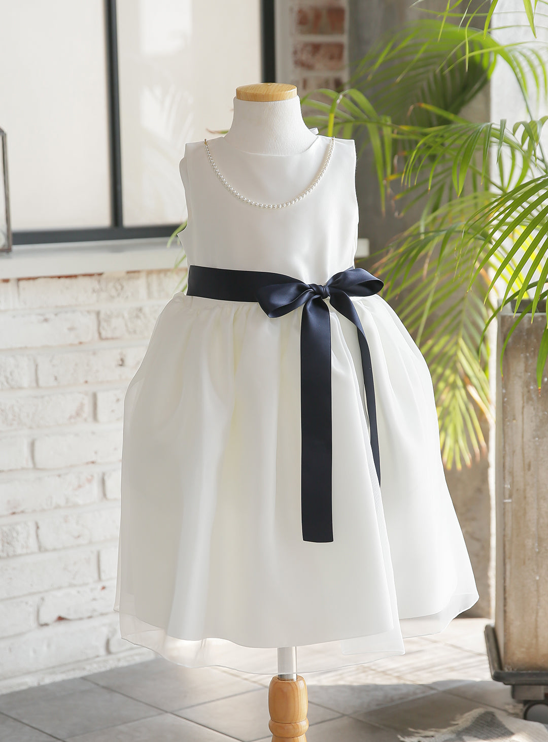 子供ドレス発表会・結婚式・おしゃれなDRESCCOのエレボスホワイトドレス(ネイビー)の画像15