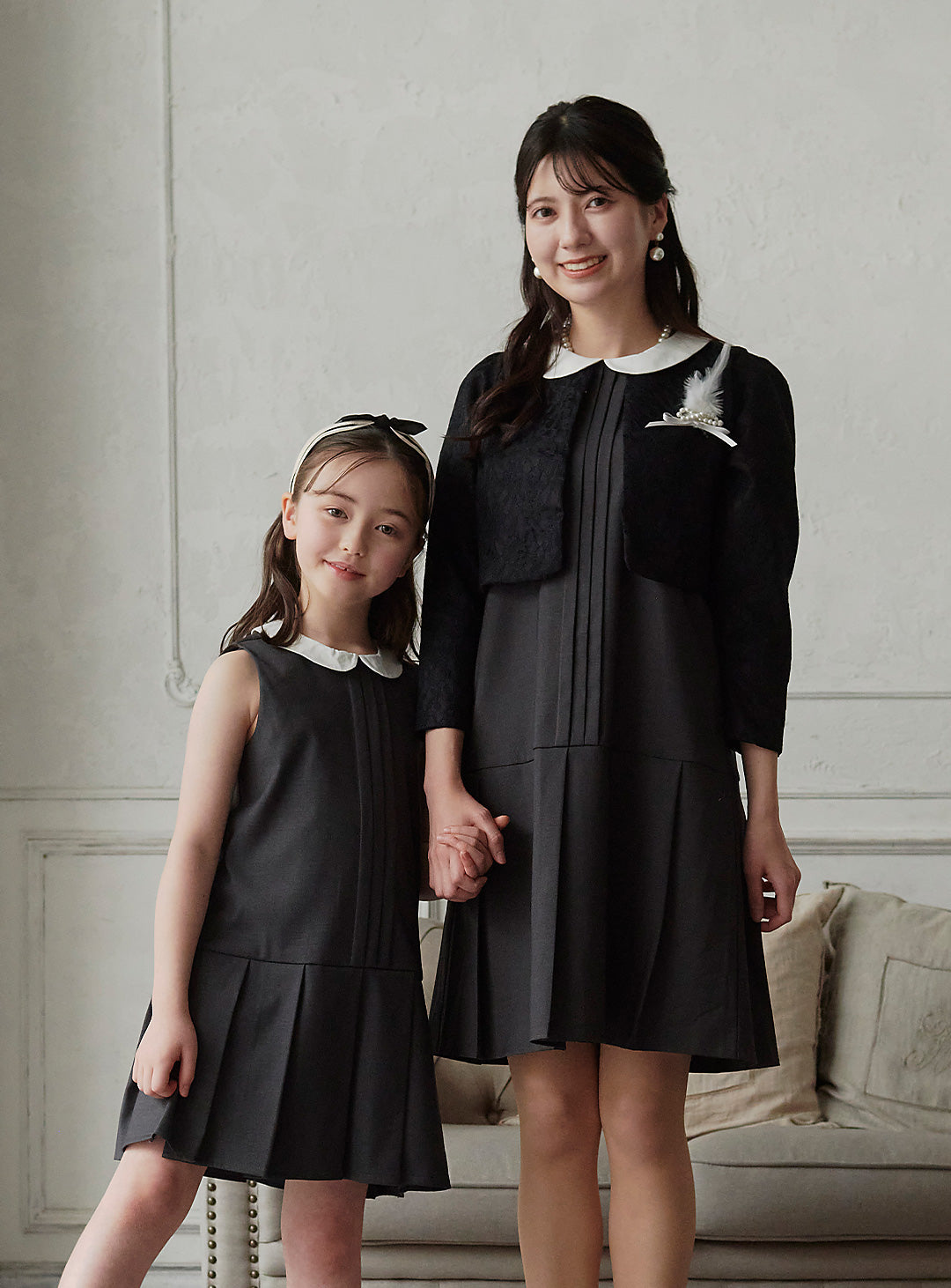 K250302 - チャコールグレー襟付プリーツワンピース