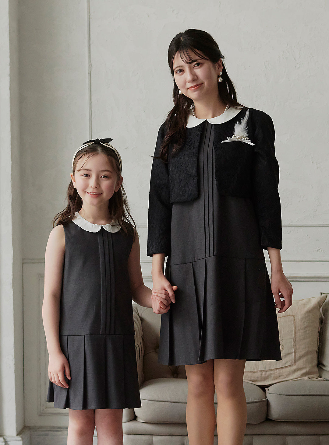 K250302 - チャコールグレー襟付プリーツワンピース