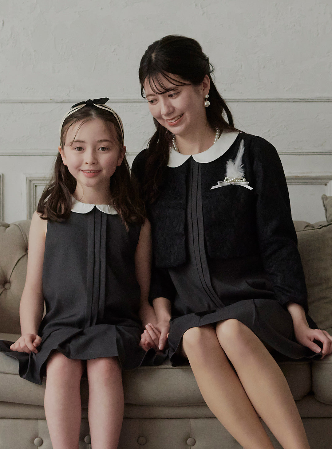 K250302 - チャコールグレー襟付プリーツワンピース