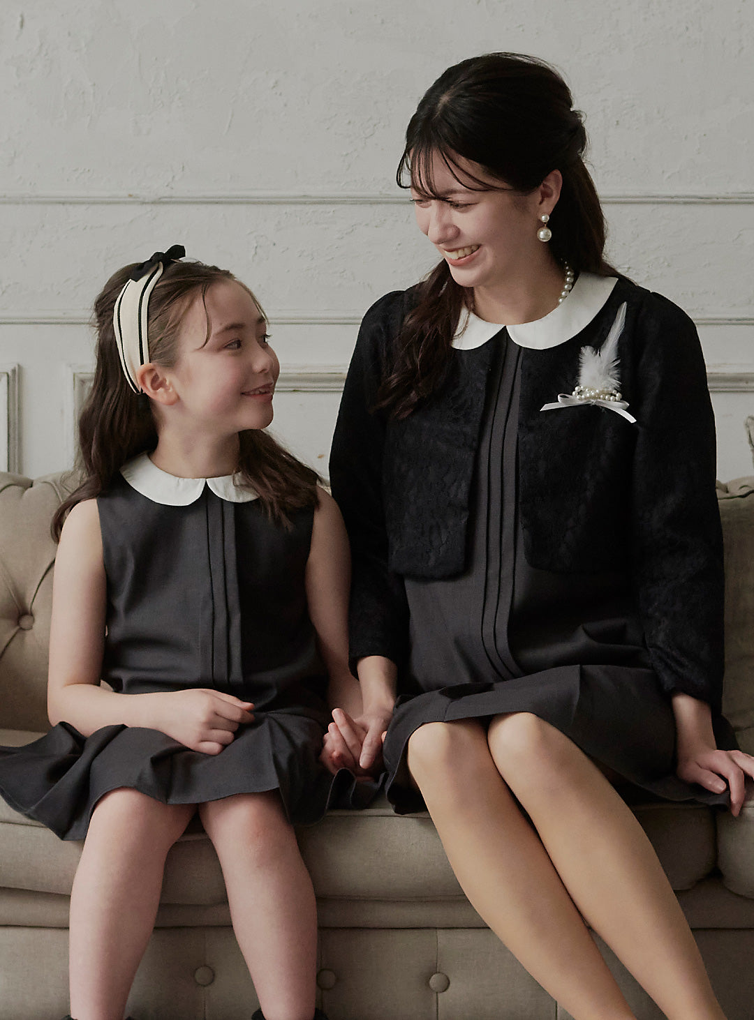 K250302 - チャコールグレー襟付プリーツワンピース