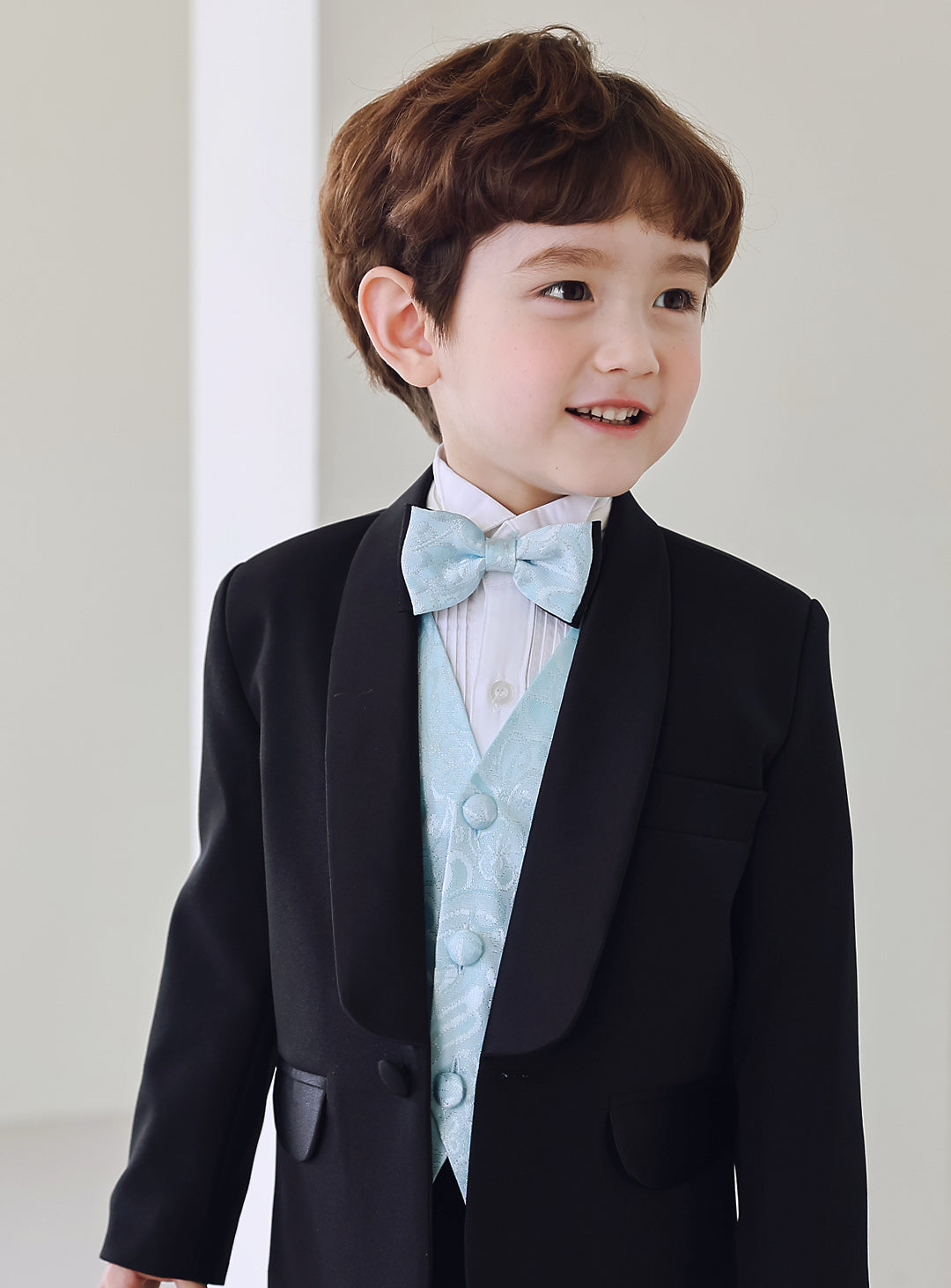 ベーシックブラックタキシードスカイブルーベスト4ピースセット(タキシード上下+ベスト+タイ)