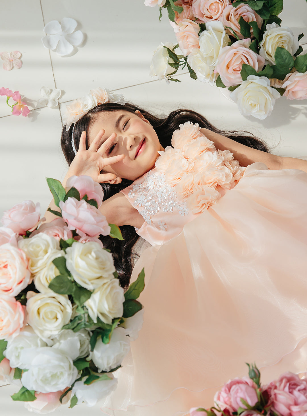 子供ドレス発表会・結婚式・おしゃれなDRESCCOのフラワーモチーフオフホワイトドレスの画像12