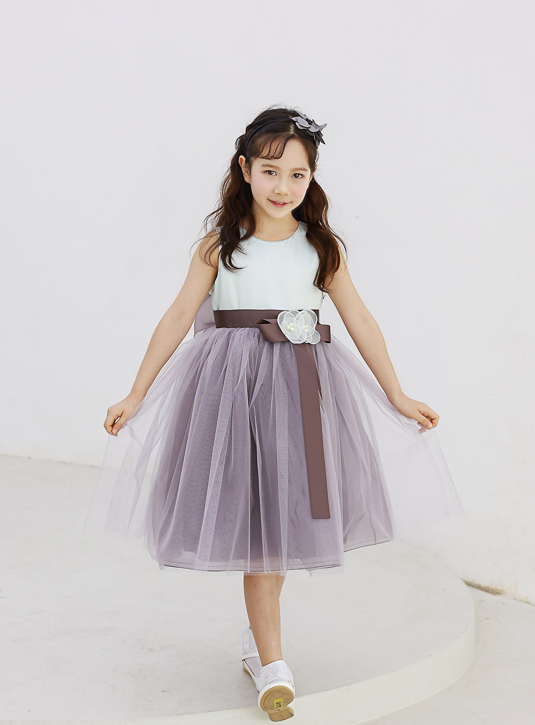 子供ドレス発表会・結婚式・おしゃれなDRESCCOのミント×チャコールグレーフラワーコサージュドレスの画像1の画像1