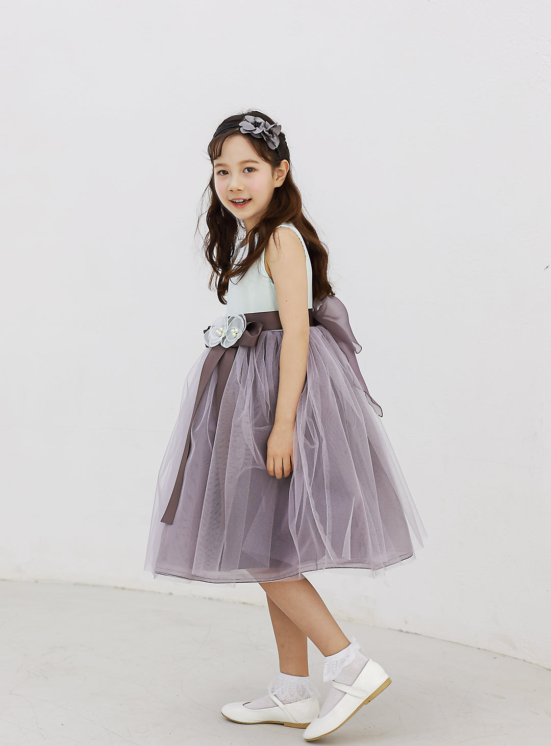子供ドレス発表会・結婚式・おしゃれなDRESCCOのミント×チャコールグレーフラワーコサージュドレスの画像1の画像3