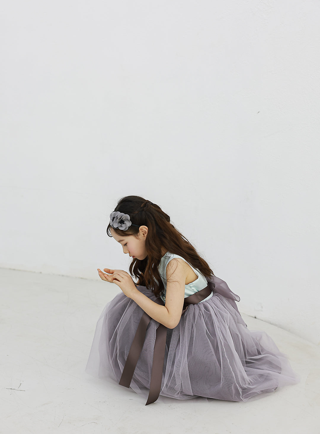 子供ドレス発表会・結婚式・おしゃれなDRESCCOのミント×チャコールグレーフラワーコサージュドレスの画像1の画像5