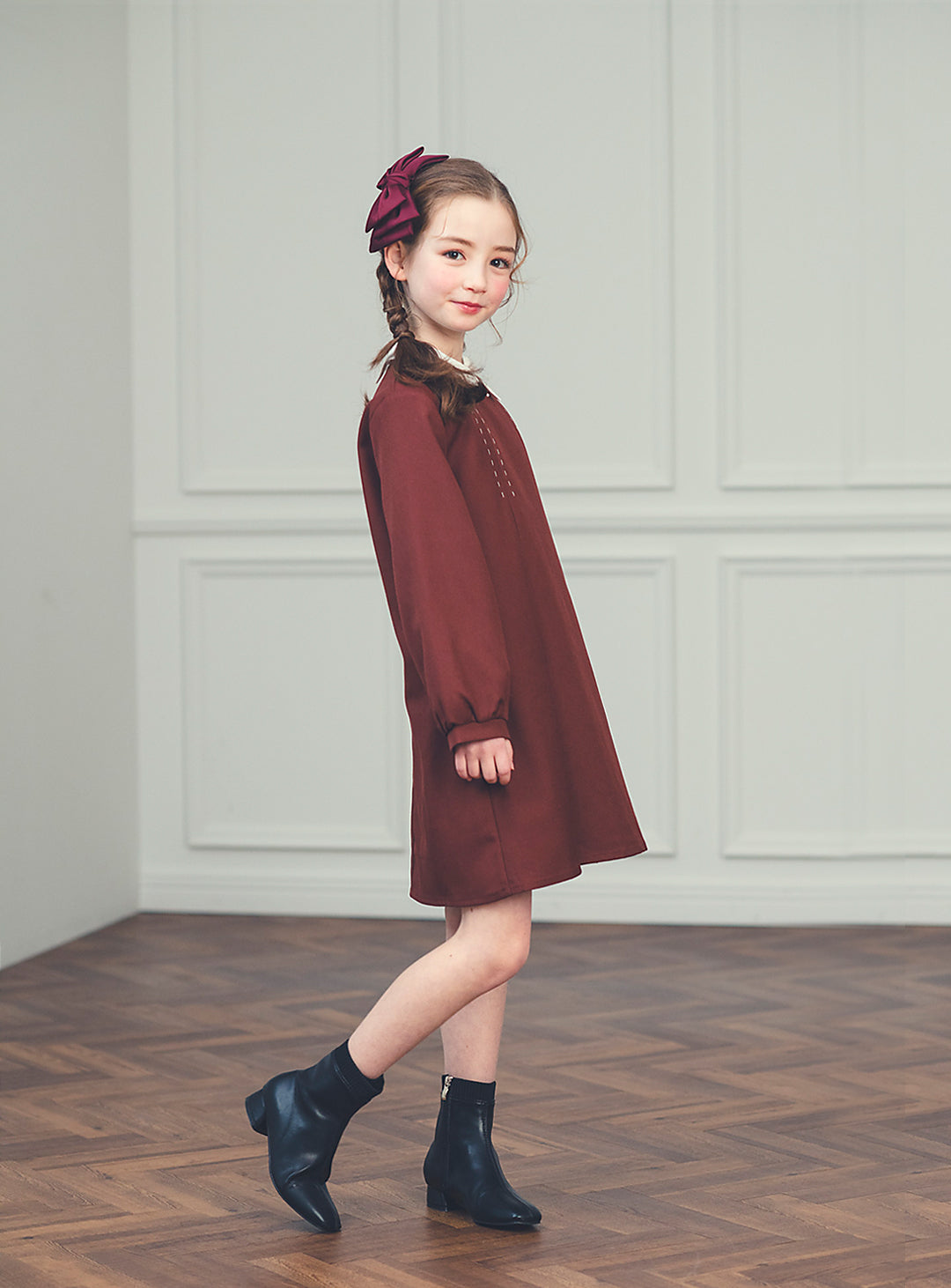 K10005 - バイカラーステッチブラウンレッドプリーツワンピース