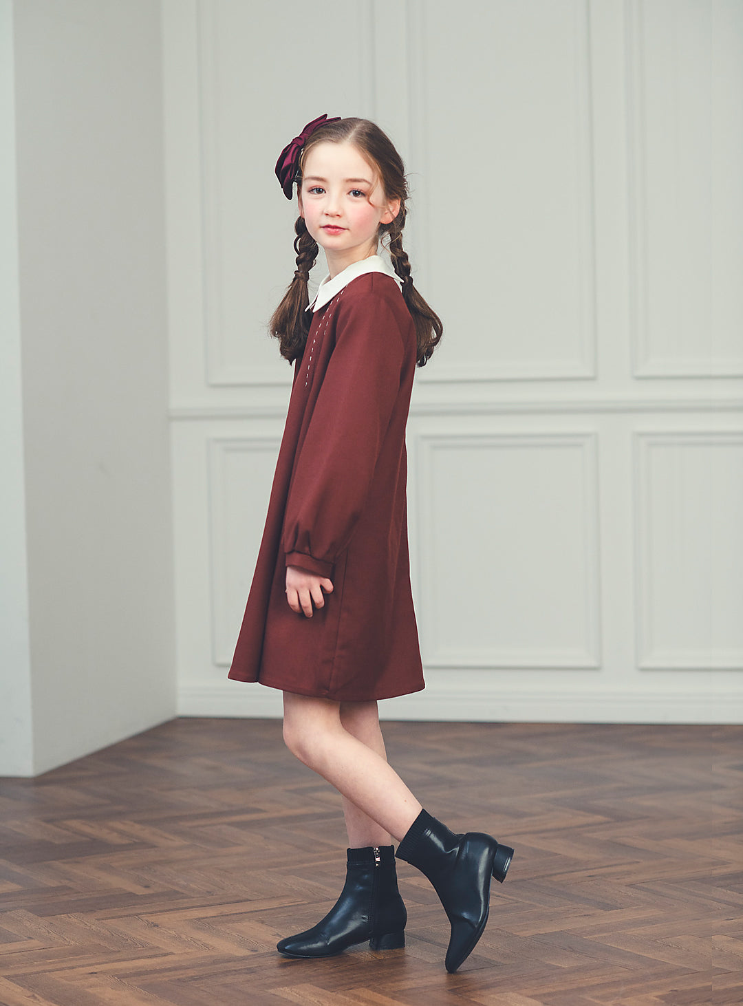 K10005 - バイカラーステッチブラウンレッドプリーツワンピース