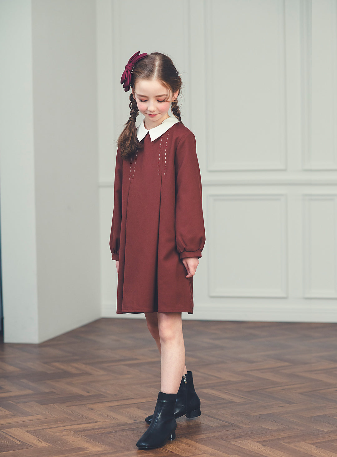 K10005 - バイカラーステッチブラウンレッドプリーツワンピース