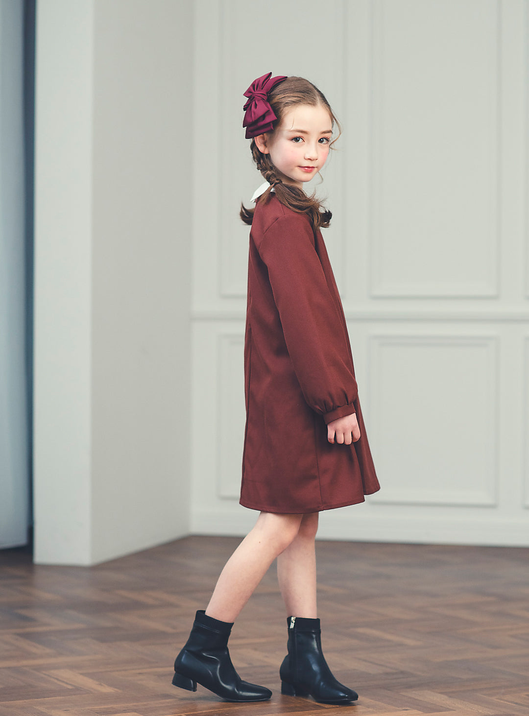 K10005 - バイカラーステッチブラウンレッドプリーツワンピース