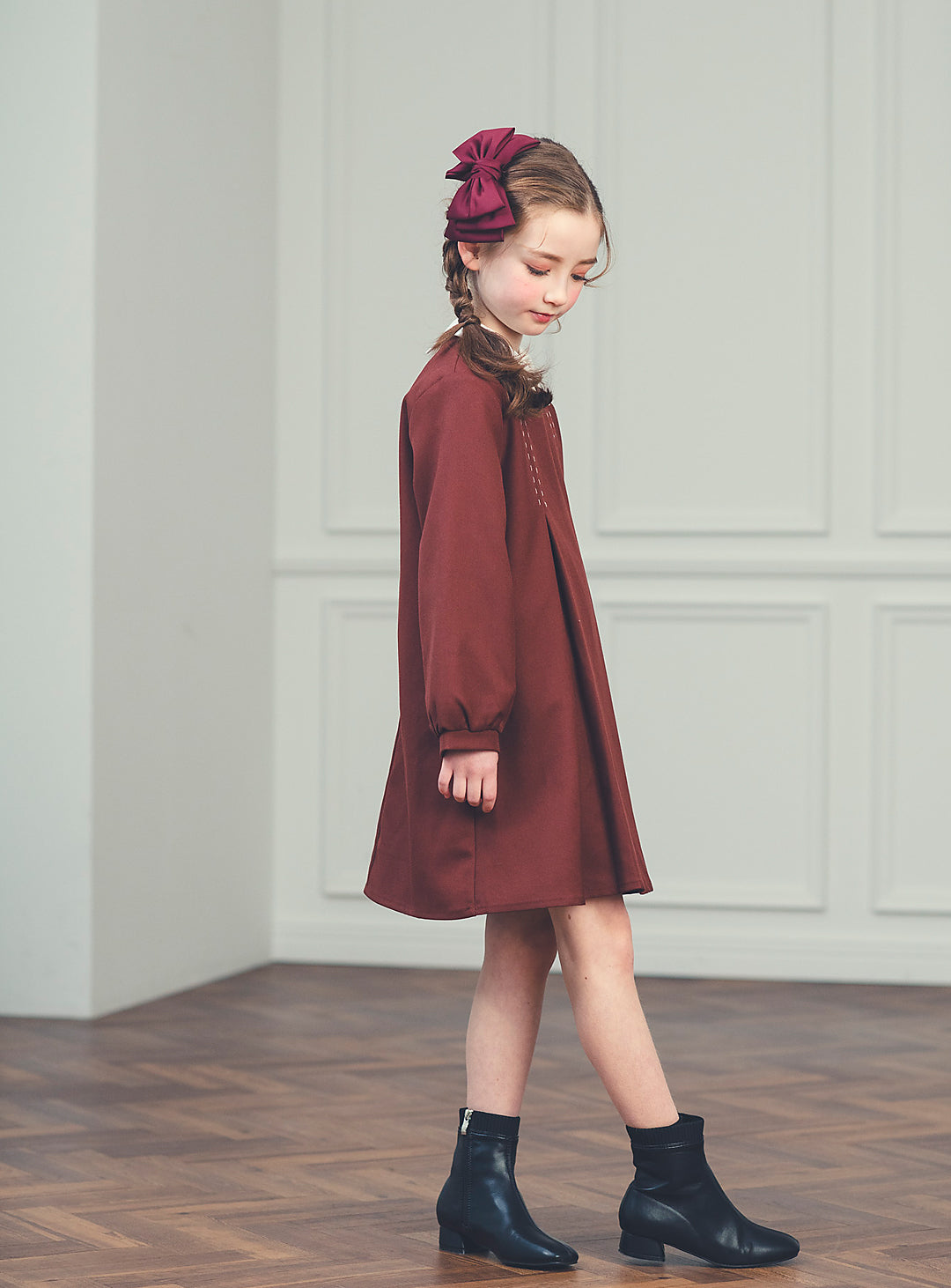 K10005 - バイカラーステッチブラウンレッドプリーツワンピース