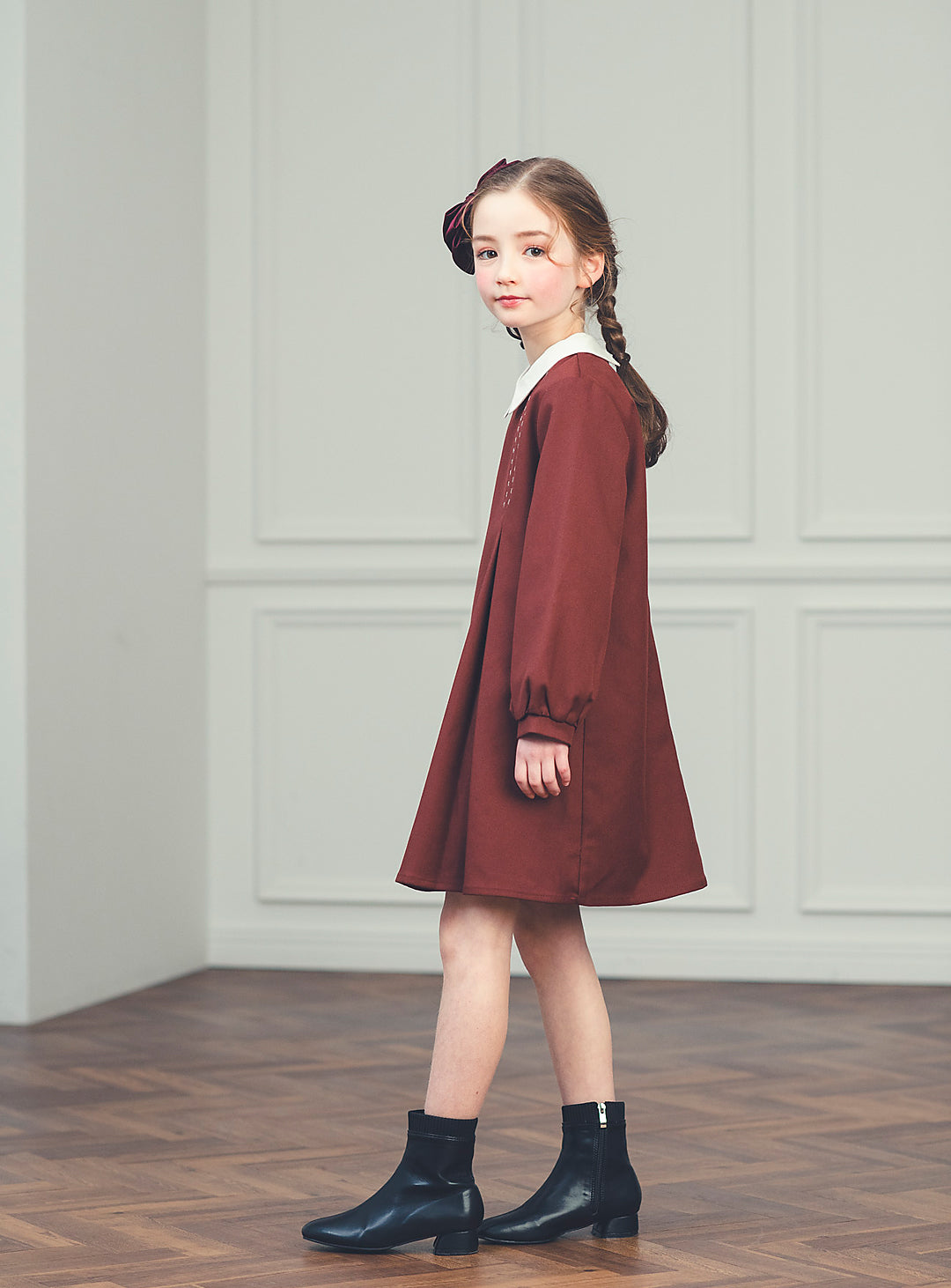 K10005 - バイカラーステッチブラウンレッドプリーツワンピース