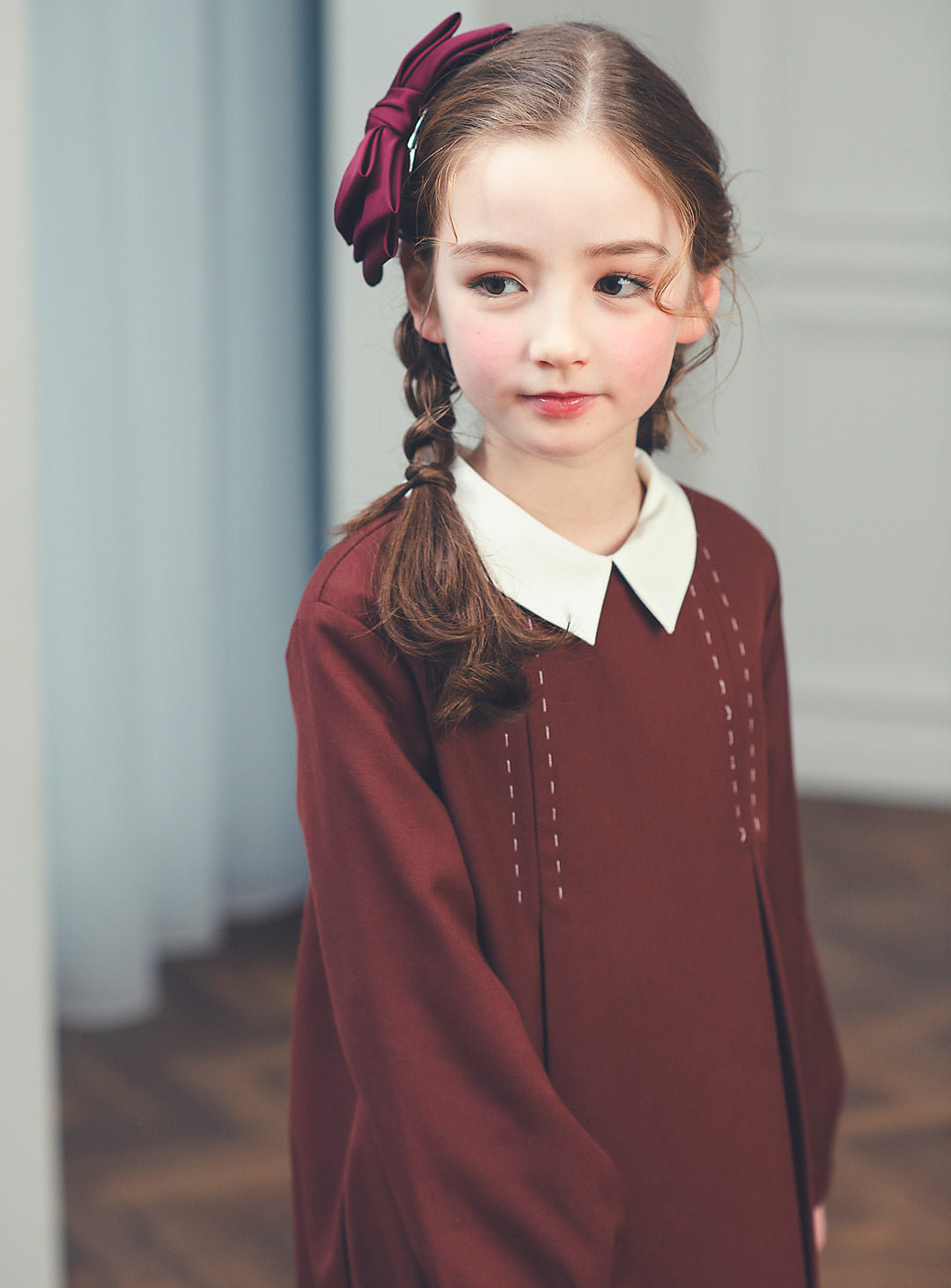 K10005 - バイカラーステッチブラウンレッドプリーツワンピース