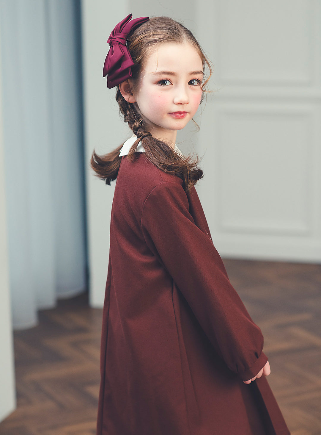 K10005 - バイカラーステッチブラウンレッドプリーツワンピース