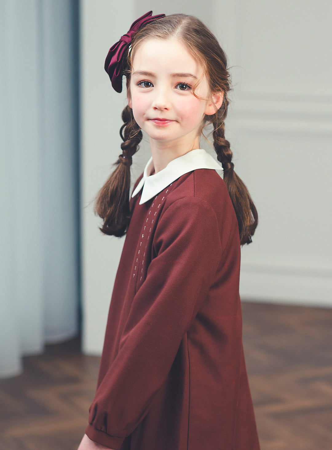 K10005 - バイカラーステッチブラウンレッドプリーツワンピース