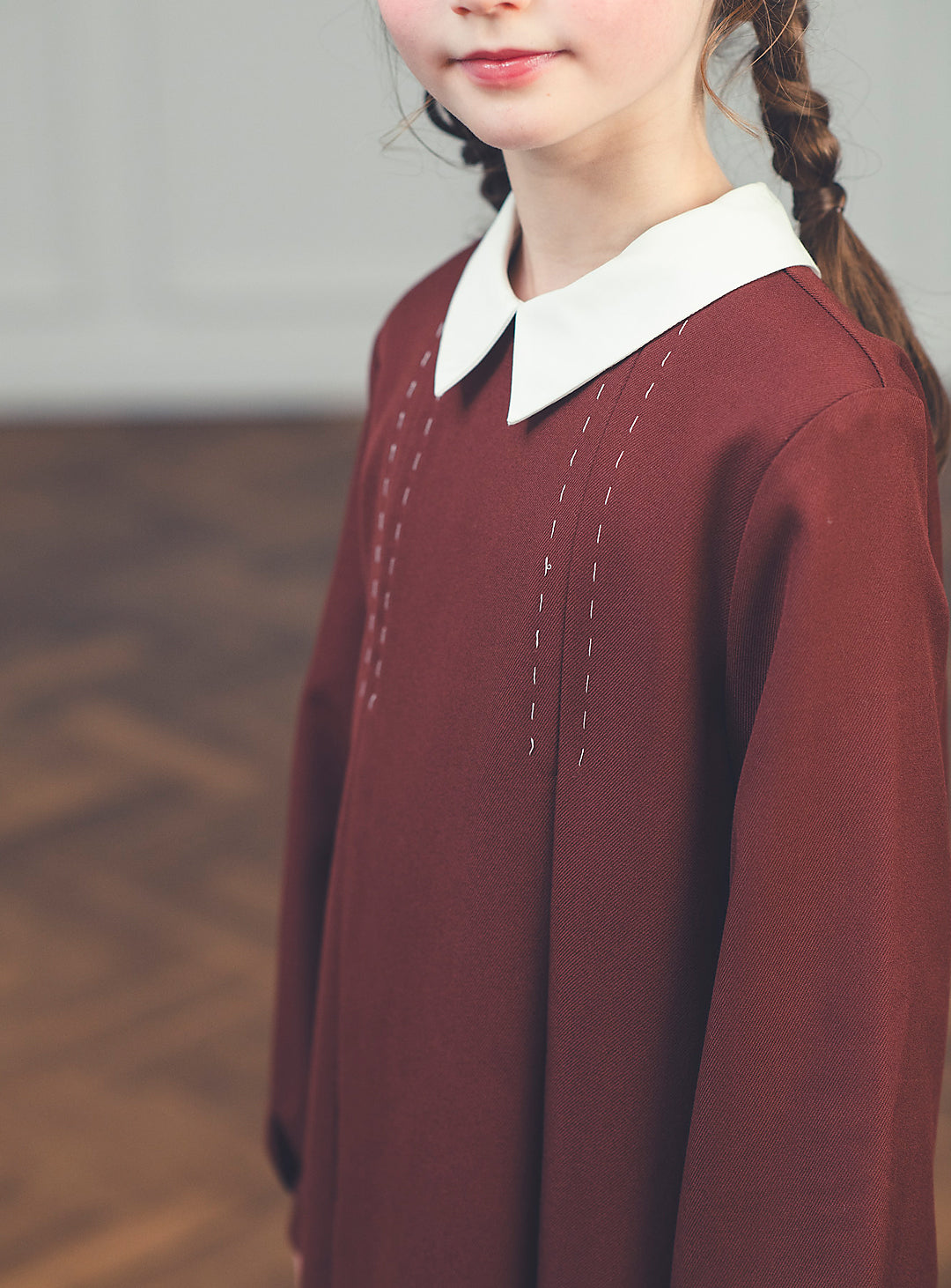 K10005 - バイカラーステッチブラウンレッドプリーツワンピース