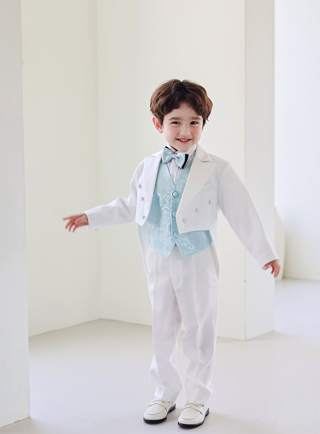 ホワイト燕尾服スカイブルーベスト4ピースセット(燕尾服上下+ベスト+タイ)