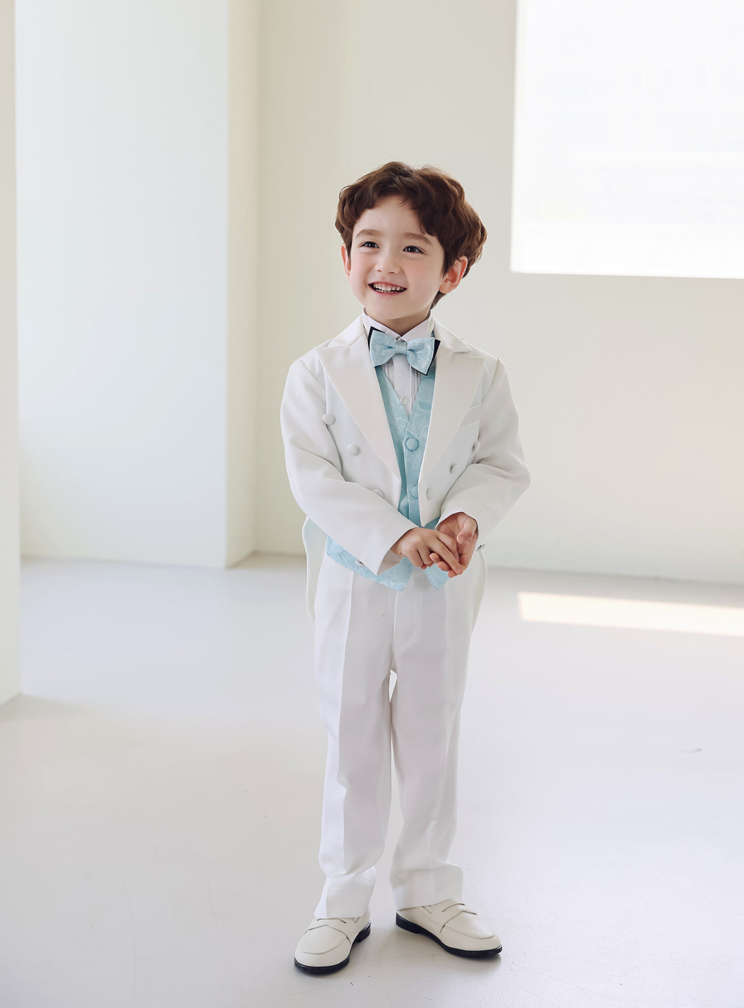 ホワイト燕尾服スカイブルーベスト4ピースセット(燕尾服上下+ベスト+タイ)