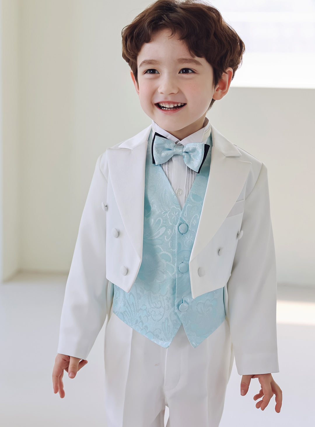 ホワイト燕尾服スカイブルーベスト4ピースセット(燕尾服上下+ベスト+タイ)