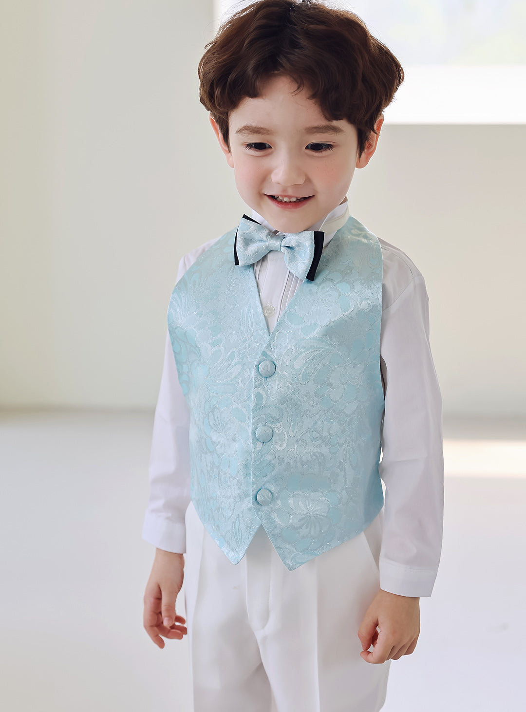 ホワイト燕尾服スカイブルーベスト4ピースセット(燕尾服上下+ベスト+タイ)