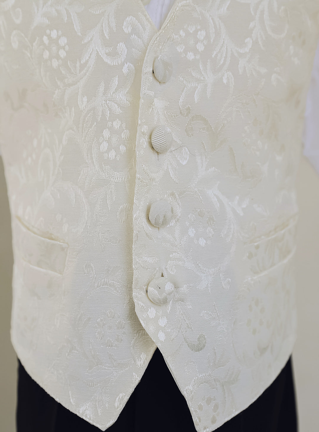 ブラック燕尾服アイボリーベスト4ピースセット(燕尾服上下+ベスト+タイ)