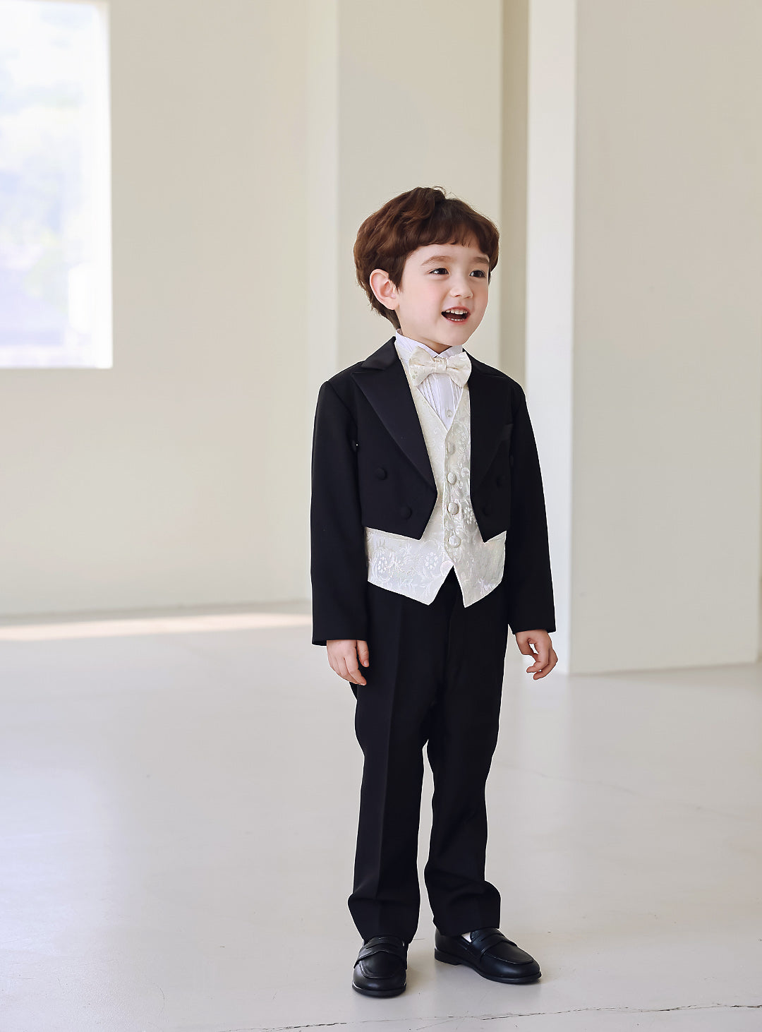 ブラック燕尾服アイボリーベスト4ピースセット(燕尾服上下+ベスト+タイ)