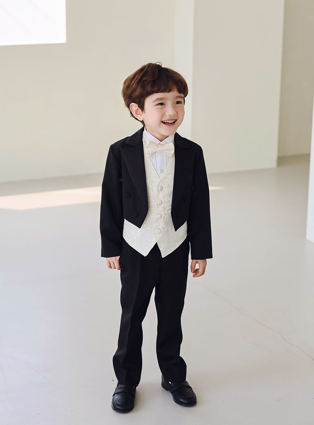 ブラック燕尾服アイボリーベスト4ピースセット(燕尾服上下+ベスト+タイ)