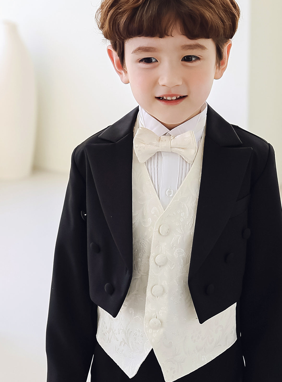 ブラック燕尾服アイボリーベスト4ピースセット(燕尾服上下+ベスト+タイ)