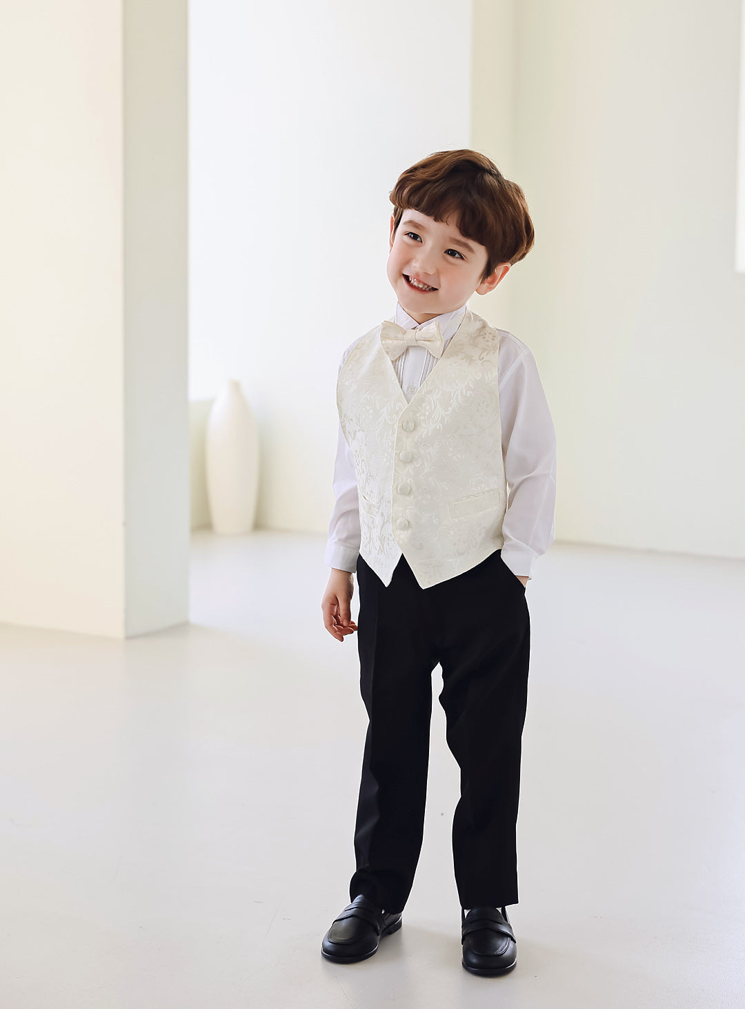 ブラック燕尾服アイボリーベスト4ピースセット(燕尾服上下+ベスト+タイ)