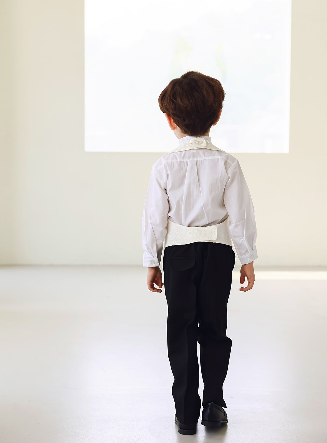 ブラック燕尾服アイボリーベスト4ピースセット(燕尾服上下+ベスト+タイ)