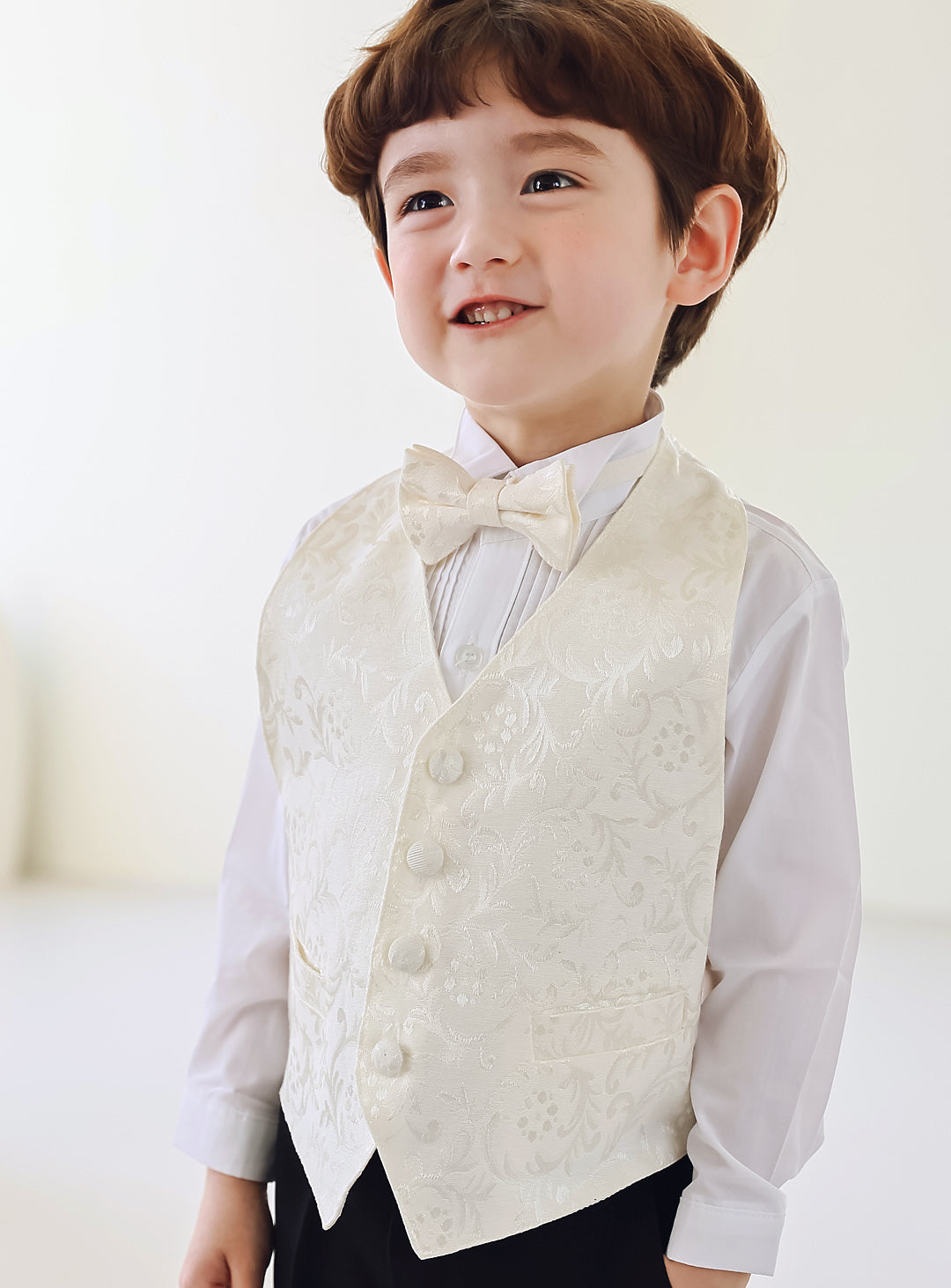 ブラック燕尾服アイボリーベスト4ピースセット(燕尾服上下+ベスト+タイ)